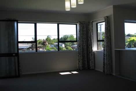 Photo of property in 2/110 Edmonton Road, Henderson, Auckland, 0612