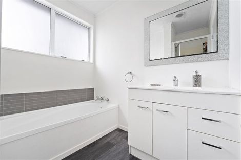 Photo of property in 2/13 Etherton Drive, Weymouth, Auckland, 2103