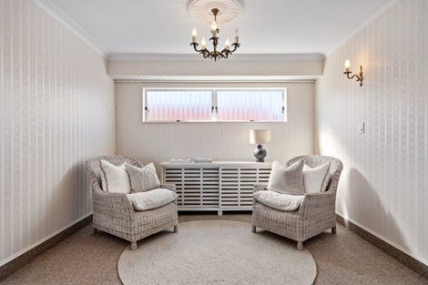 Photo of property in 19 Roslyn Road, Bluff Hill, Napier, 4110