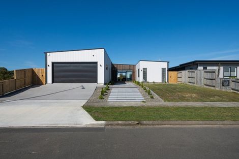 Photo of property in 67 Vaucluse Heights, Fitzherbert, Palmerston North, 4410