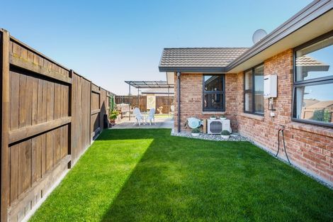 Photo of property in 18 Medallion Court, Kelvin Grove, Palmerston North, 4414