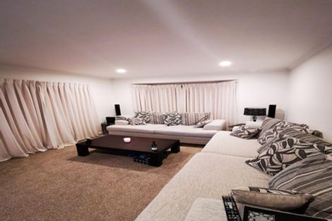 Photo of property in 10 Cayman Place, Unsworth Heights, Auckland, 0632