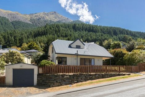 Photo of property in 2a Wye Place, Fernhill, Queenstown, 9300