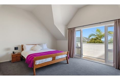 Photo of property in 137 Carlisle Road, Northcross, Auckland, 0632