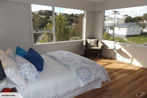 Photo of property in 6 Link Road, Newlands, Wellington, 6037