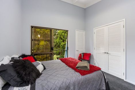 Photo of property in 33 Quinns Road, Waiatarua, Auckland, 0612