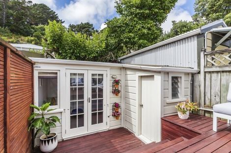 Photo of property in 27 Edinburgh Terrace, Berhampore, Wellington, 6023