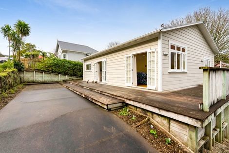 Photo of property in 11 Sycamore Grove, Lower Vogeltown, New Plymouth, 4310