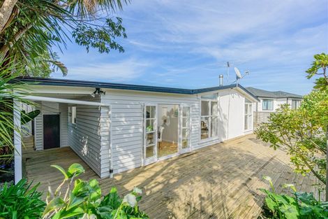 Photo of property in 25 Marsh Avenue, Forrest Hill, Auckland, 0620
