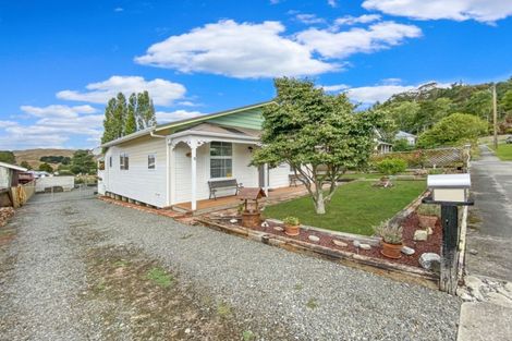 Photo of property in 8 Paraekaretu Street, Hunterville, 4730