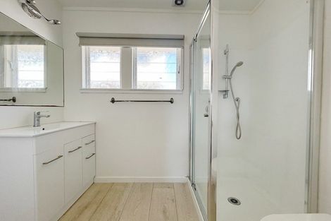 Photo of property in 2/90 Te Atatu Road, Te Atatu South, Auckland, 0610