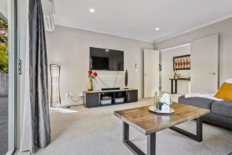 Photo of property in 31 Quincey Place, Massey, Auckland, 0614