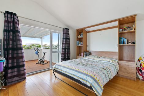 Photo of property in 1/14 Kiteroa Terrace, Rothesay Bay, Auckland, 0630