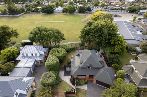 Photo of property in 27 Thornwood Place, Redwood, Christchurch, 8051