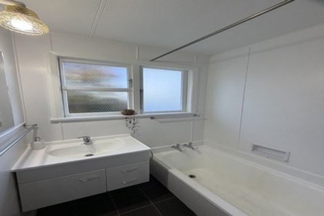 Photo of property in 44 Discovery Place, Marfell, New Plymouth, 4310