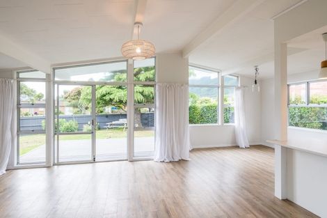 Photo of property in 32 Sylvan Avenue, Waikanae, 5036