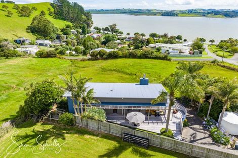 Photo of property in 24 Oxford Street, Whakapirau, Maungaturoto, 0583