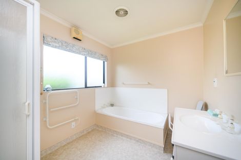 Photo of property in 19 Woburn Place, Takaro, Palmerston North, 4412