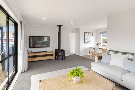 Photo of property in 100 Hillcrest Drive, Kelvin Grove, Palmerston North, 4414
