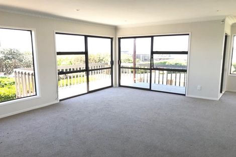 Photo of property in 1/150 Beach Road, Campbells Bay, Auckland, 0630