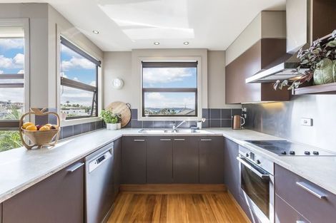 Photo of property in 135 Wiseley Road, West Harbour, Auckland, 0618