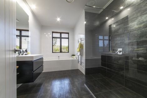 Photo of property in 265 Old North Road, Kumeu, 0892