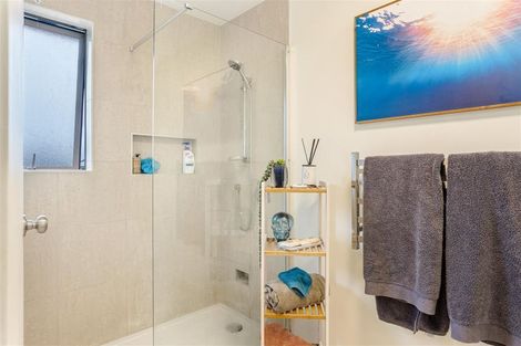 Photo of property in 8 Rauhuia Crescent, Parau, Auckland, 0604