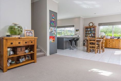 Photo of property in 5 Canyon Drive, Oteha, Auckland, 0632