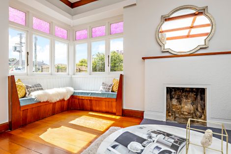 Photo of property in 14 Waiohua Road, Greenlane, Auckland, 1061