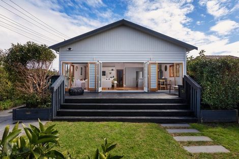 Photo of property in 39 Renfrew Avenue, Sandringham, Auckland, 1041