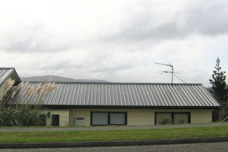 Photo of property in 14b Fenchurch Grove, Stokes Valley, Lower Hutt, 5019