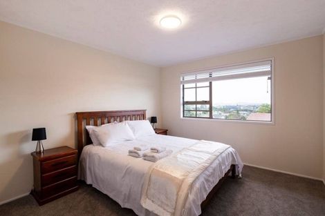 Photo of property in 33 James Evans Drive, Northcote, Auckland, 0627