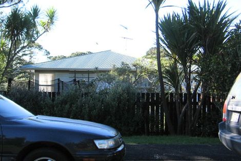 Photo of property in 4 Longfellow Parade, Glen Eden, Auckland, 0604