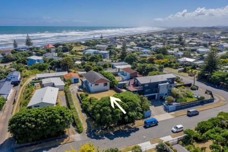 Photo of property in 11 Jane Street, Waikanae Beach, Waikanae, 5036
