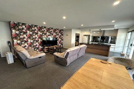 Photo of property in 15 Monaco Grove, Fitzherbert, Palmerston North, 4410