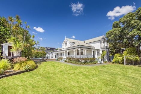 Photo of property in 52 Stanley Point Road, Stanley Point, Auckland, 0624