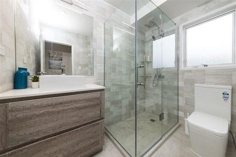 Photo of property in 2/4210a Great North Road, Glendene, Auckland, 0602