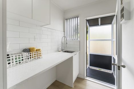 Photo of property in 8 Halloran Place, Massey, Auckland, 0614