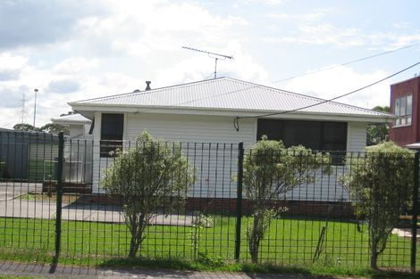 Photo of property in 53 Beaubank Road, Kelston, Auckland, 0602