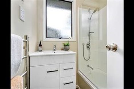 Photo of property in 32 Larissa Avenue, Henderson, Auckland, 0610