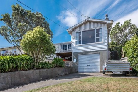 Photo of property in 4 Dunmail Way, Newlands, Wellington, 6037