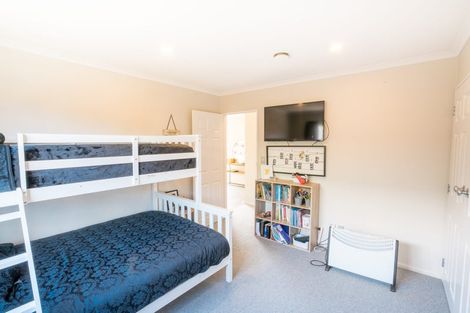 Photo of property in 10 Fernlea Avenue, Kelvin Grove, Palmerston North, 4414