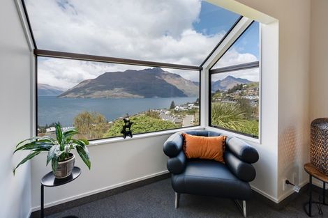 Photo of property in 67 Wynyard Crescent, Fernhill, Queenstown, 9300