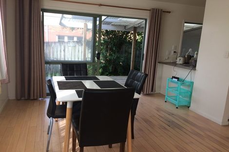 Photo of property in 2/5 Kilham Avenue, Northcote, Auckland, 0627