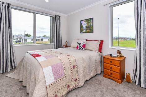 Photo of property in 16 Soaring Bird Drive, Takanini, 2112