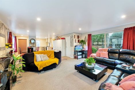 Photo of property in 2 Manatu Lane, Kelston, Auckland, 0602