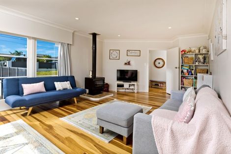 Photo of property in 38 Woodside Road, Massey, Auckland, 0614