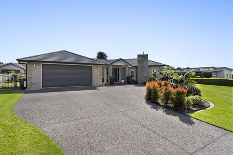 Photo of property in 5 Links Drive, Waiwhakaiho, New Plymouth, 4312