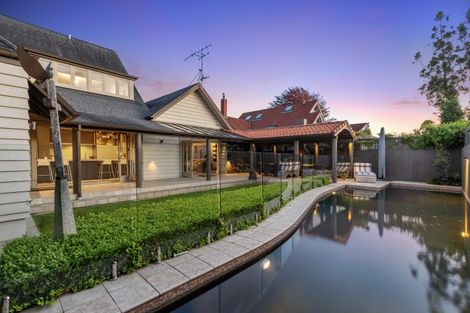 Photo of property in 247 Devonport Road, Tauranga, 3110