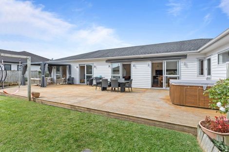 Photo of property in 16 Walter Ruddock Avenue, Kumeu, 0810